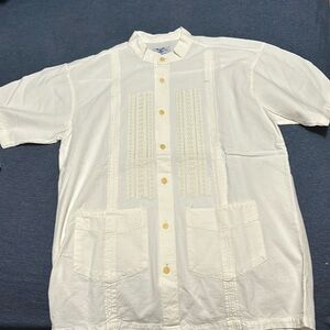 Guayabera (men’s summer shirt) hand-made/embroidered in Ecuador. Cotton. Small